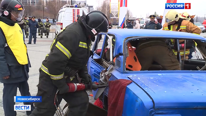 Сибирские спасатели соревновались в скоростном разборе автомобилей. ГТРК "Новосибирск". 28.04.2023