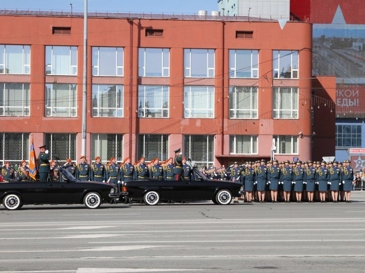 Впервые в Параде Победы в Новосибирске участвовал женский расчет МЧС России. МК.RU Новосибирск. 09.05.2024