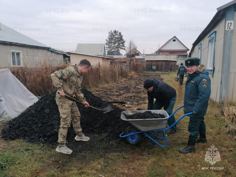 Новосибирские огнеборцы оказывают помощь пожилым ветеранам и семьям мобилизованных бойцов