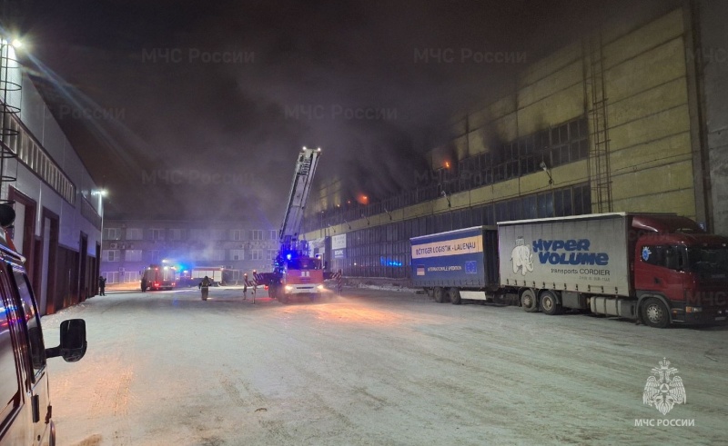 На пожар в производственном здании в Кировском районе г. Новосибирска следуют по повышенному рангу